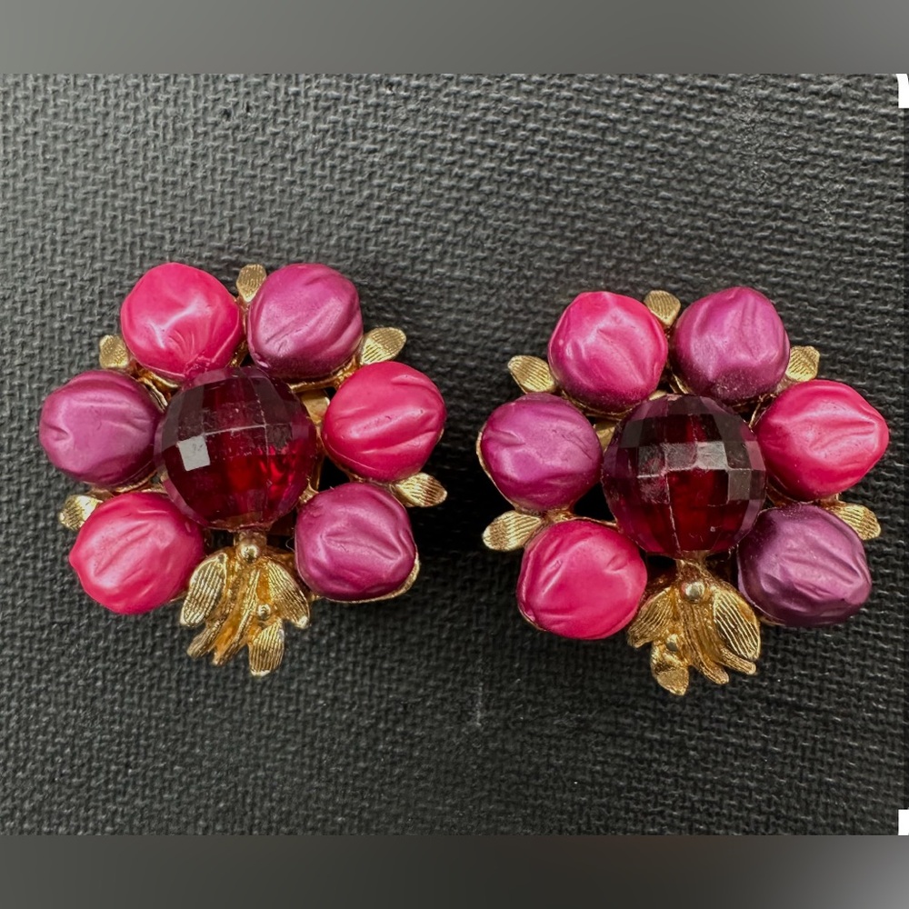 Vintage 1960s Gold Tone Leaf & Pink and Purple Beaded Clip On Earrings